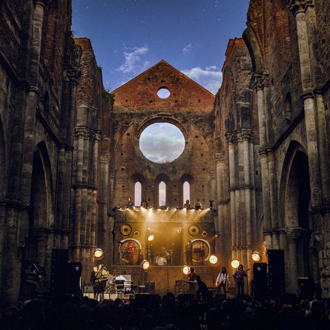 Album di Lucio Corsi La chitarra nella roccia, tratto dal live a San Galgano, musica dal vivo